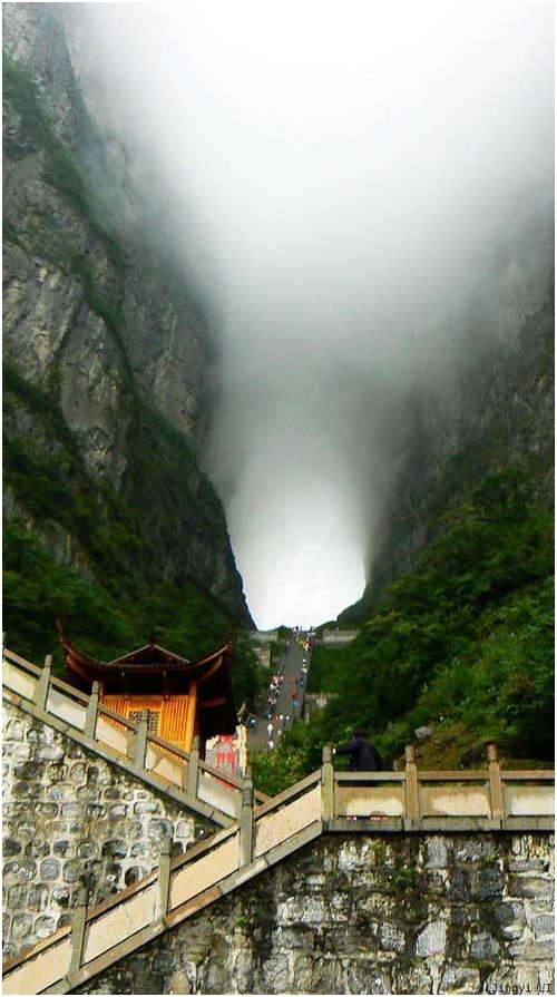 Мистичната планина Тианмън и стъклената пътека