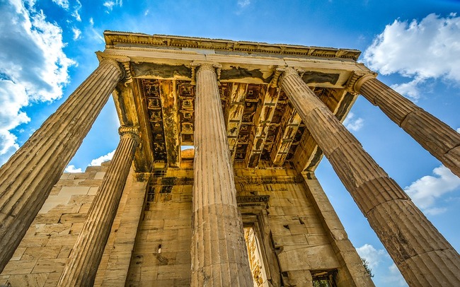 Как Атина получила името си?