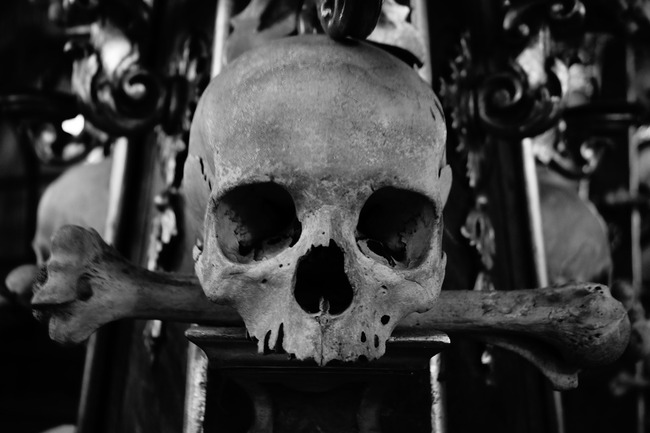 Зловещата църква от кости