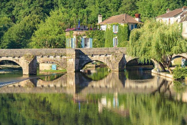 Идиличен хотел в романтичното село Брантом, Франция