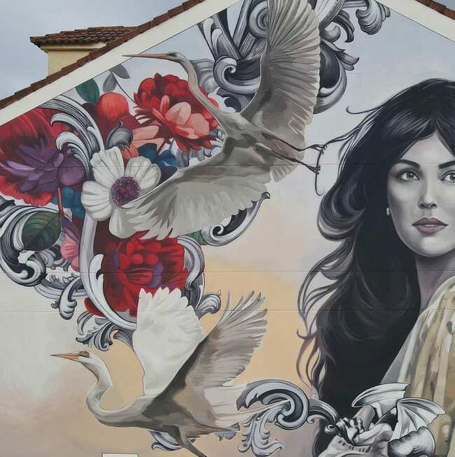 Зашеметяващ стенопис в Испания в чест на природата и женствеността