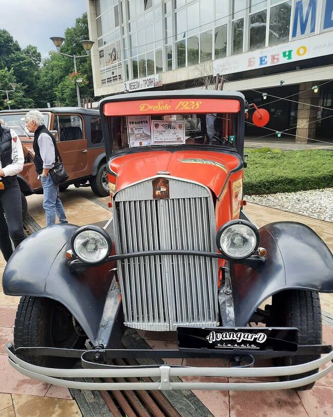 Над 150 автомобила бяха изложени на ретро-парада в Перник