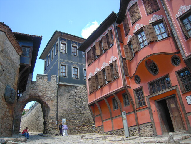 Загадъчната красота на старинните градове в България