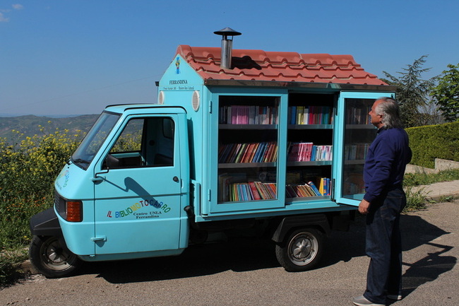 Италиански учител обикаля с камионче с книги от 17 години