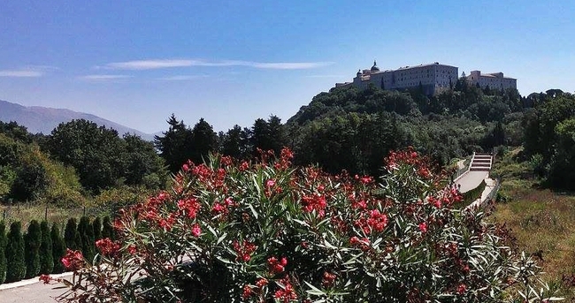 Разцепената планина и Турската пещера в Гаета (Италия) Разцепената планина и Турската пещера в Гаета (Италия)