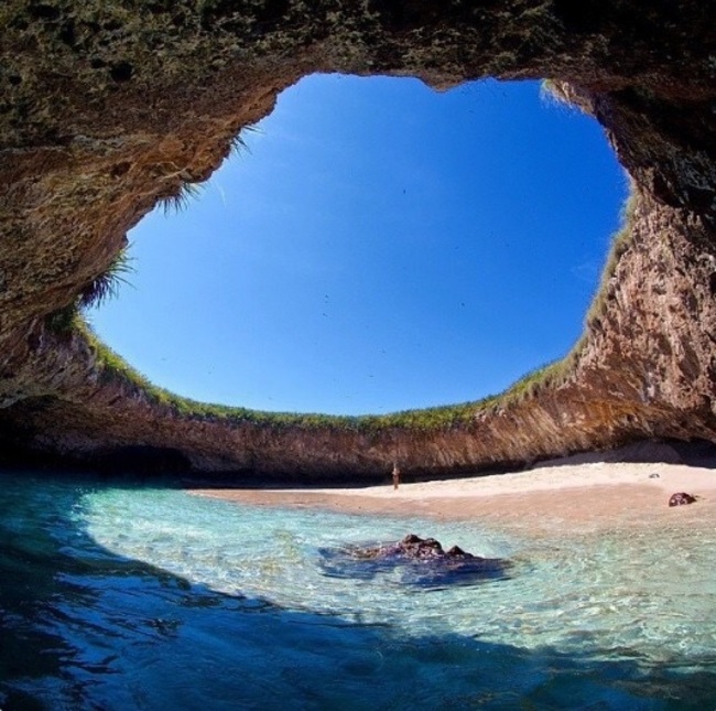 Таен плаж е напълно скрит в пещера