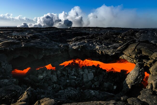 Огнена лава се излива в океана край Хавай (снимки)
