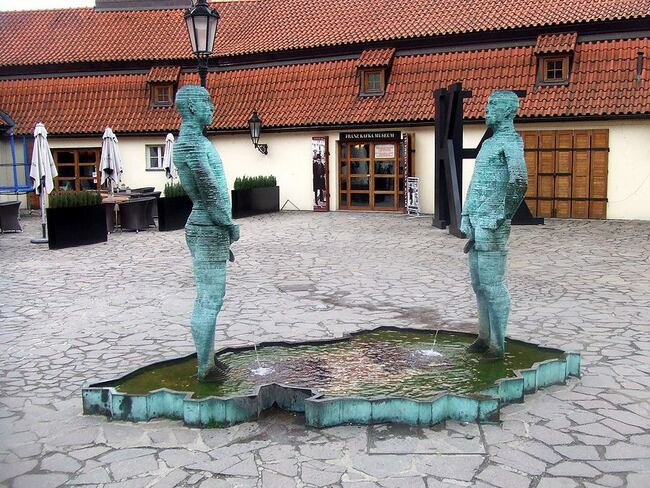 5 причудливи монумента на Давид Черни в Чехия