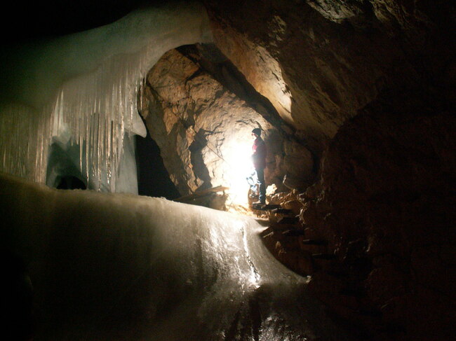 Най-голямата ледена пещера в света