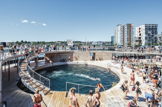 Плувайте в най-големия басейн с морска вода !