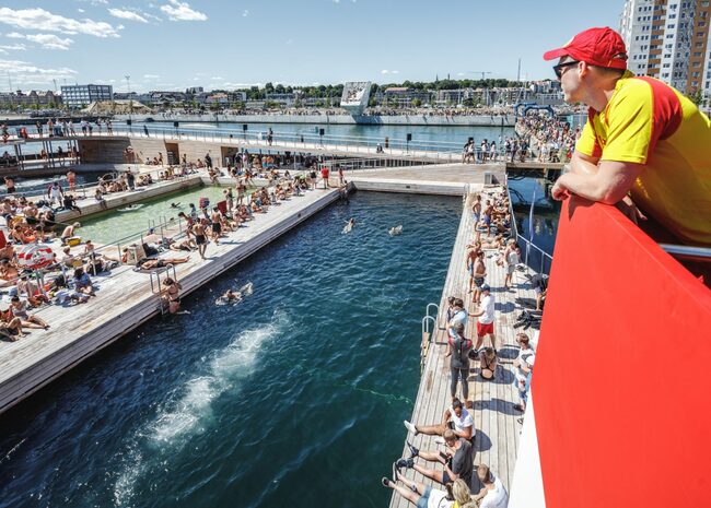 Плувайте в най-големия басейн с морска вода !