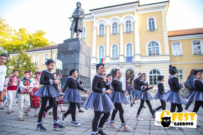 Уличният фестивал 6Fest създаде нов квартал на изкуствата в Габрово