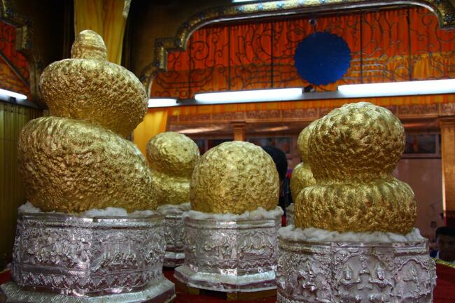 Един будистки храм в Мианмар и необикновените му фигури
