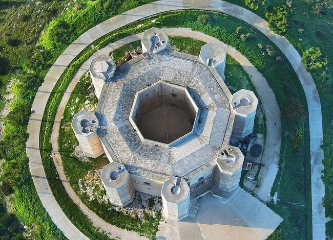 Кастел дел Монте: 8-ъгълният замък от Средновековието