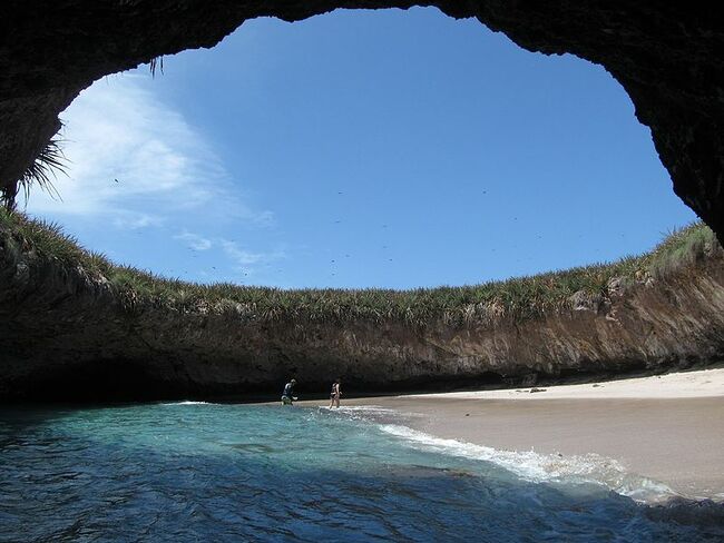 Скритият плаж на остров Мариета – чудо на природата