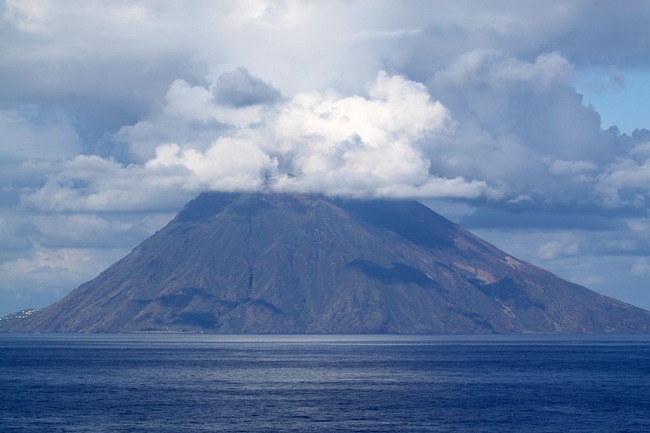 Италианският остров, на който има активен вулкан