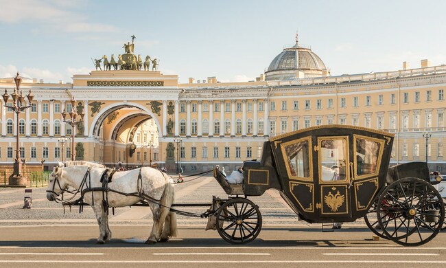 7 невероятни кралски дворци от цял ​​свят