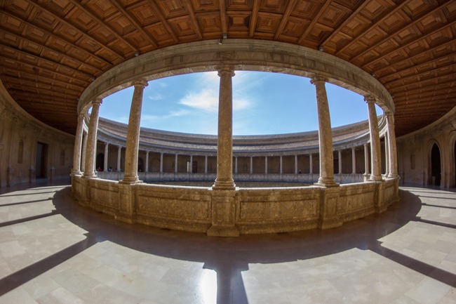 Дворецът Алхамбра – бижуто от Ориента в Испания