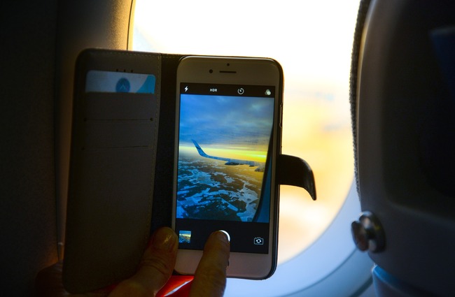 Какво ще стане ако не включите телефона си в самолетен режим по време на полет?
