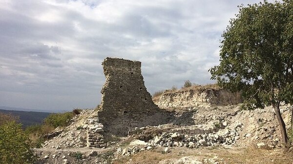 10 малко известни крепости в България