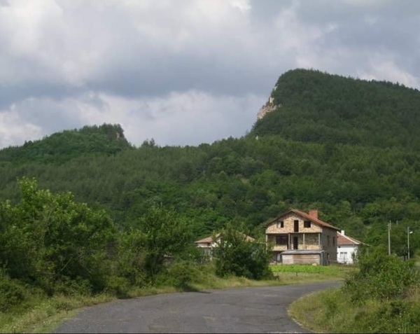 Природният феномен Счупената планина в село Воденичарско