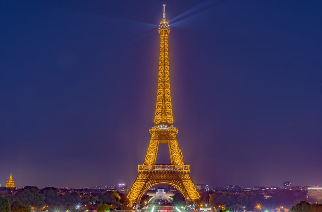 Айфеловата кула с невероятно златисто преобразяване