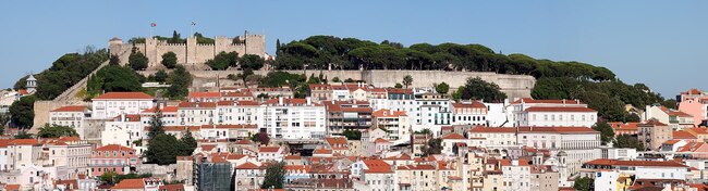 Кастело де Сао Хорхе - извисяваща се драматично над Лисабон