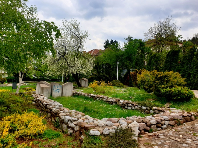 Могиланската могила - красив парк, криещ историята на една принцеса