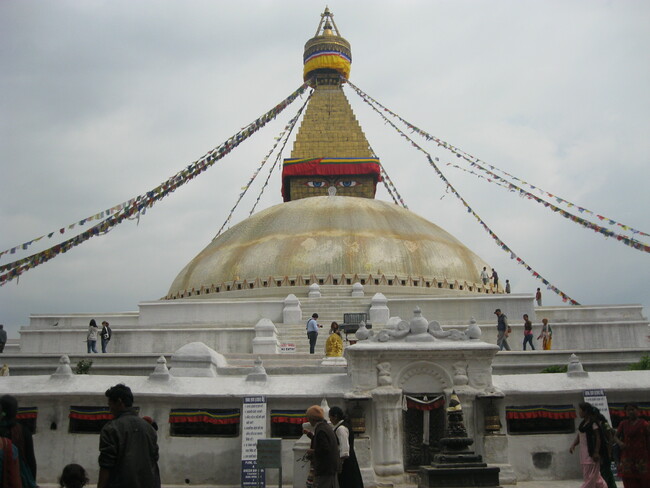 Величието на Хималаите, на чиито склонове обляга глава пулсиращото тяло на Катманду