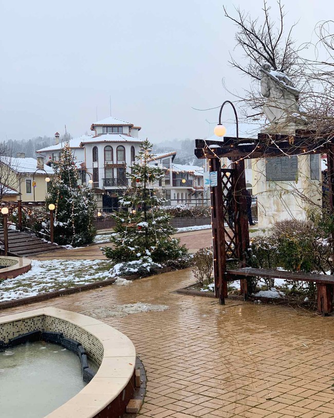 Снежна магия в коледното село Чавдар