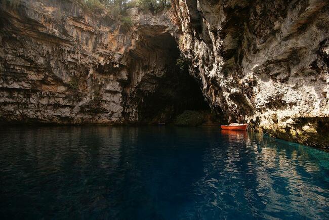 Великолепното езеро в пещерата Мелисани, Гърция