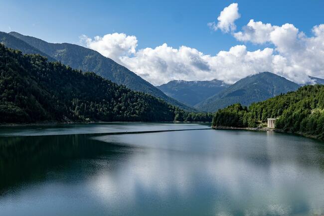 Езерото Силвенщайн в Бавария, Германия Езерото Силвенщайн в Бавария, Германия
