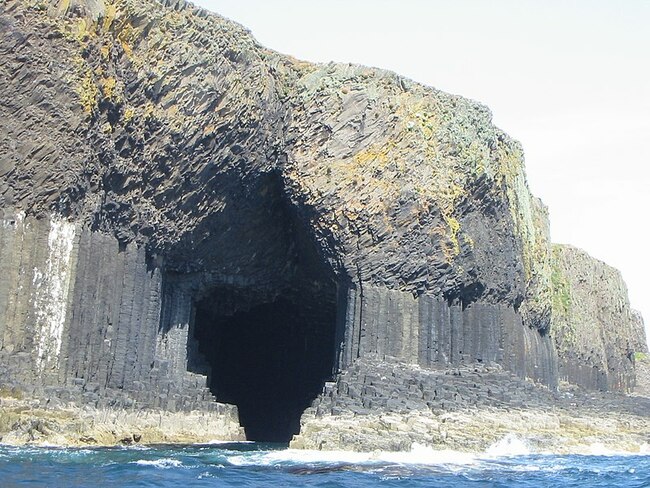 Мистериозната пещера Фингал в Шотландия