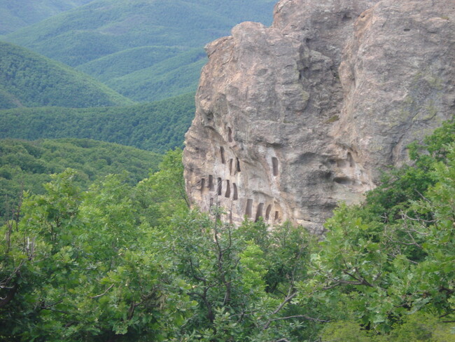 Красотата на село Сърница – Соколови скали (Доган кая) Красотата на село Сърница – Соколови скали (Доган кая)
