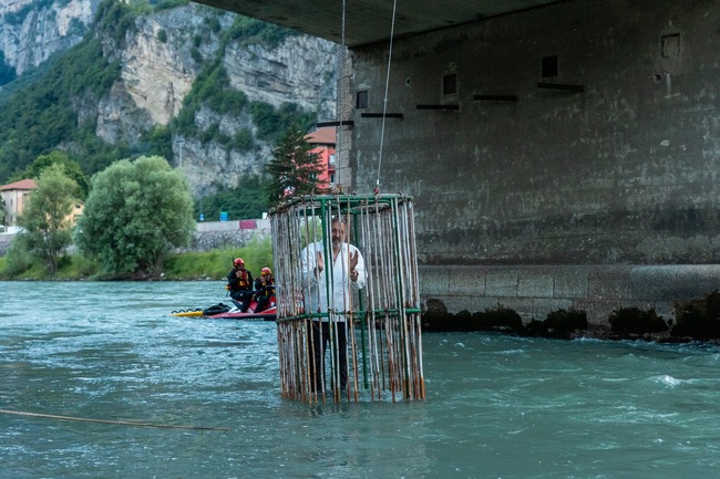 Северна Италия има традиция всяка година да потапя един политик в реката