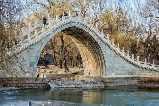 Изложбен център в Шанхай, вдъхновен от китайските лунни мостове