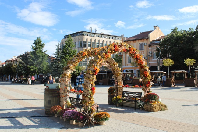 Да минеш под арката на есента във Враца