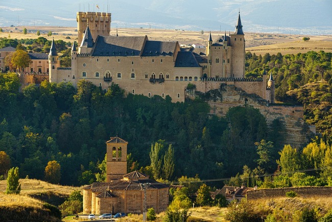 Дворецът Алкасар в Сеговия – приказна архитектура и история