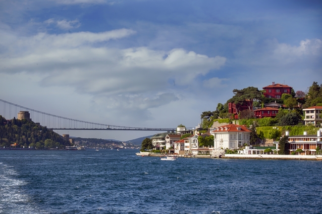 Три причини да посетите Истанбул през пролетта: Фестивалът на лалетата, разцъфналите гледки от Босфора и сезонната кухня